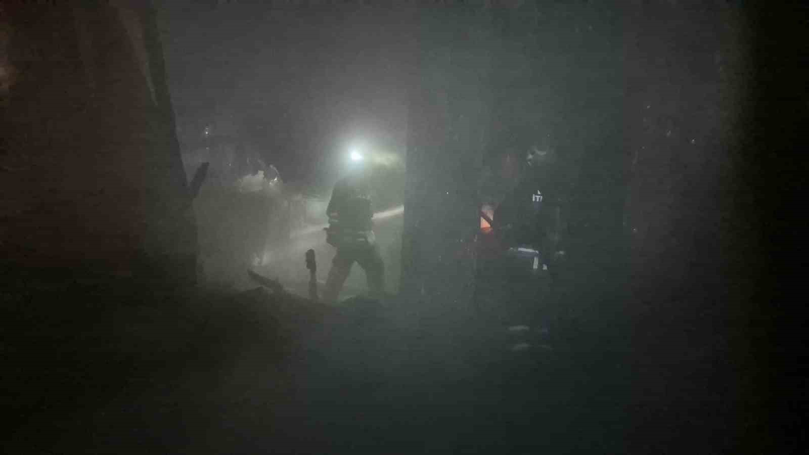 Düzce’de bir evde yangın çıktı: Alevler geceyi aydınlattı
