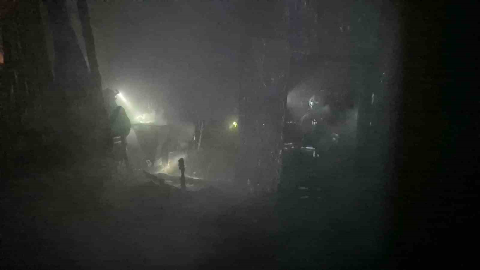 Düzce’de bir evde yangın çıktı: Alevler geceyi aydınlattı
