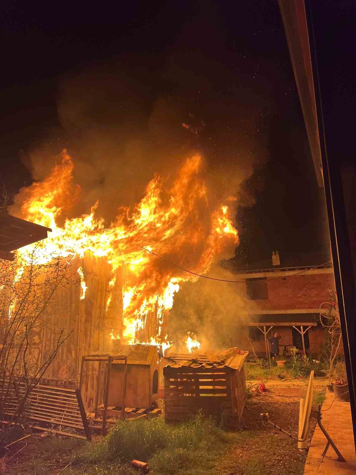 Düzce’de bir evde yangın çıktı: Alevler geceyi aydınlattı
