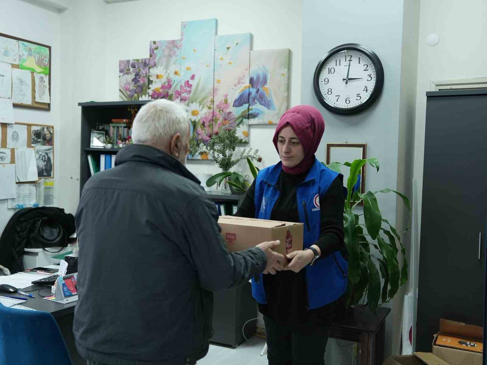 Düzce’de çölyak hastalarına özel koli dağıtıldı
