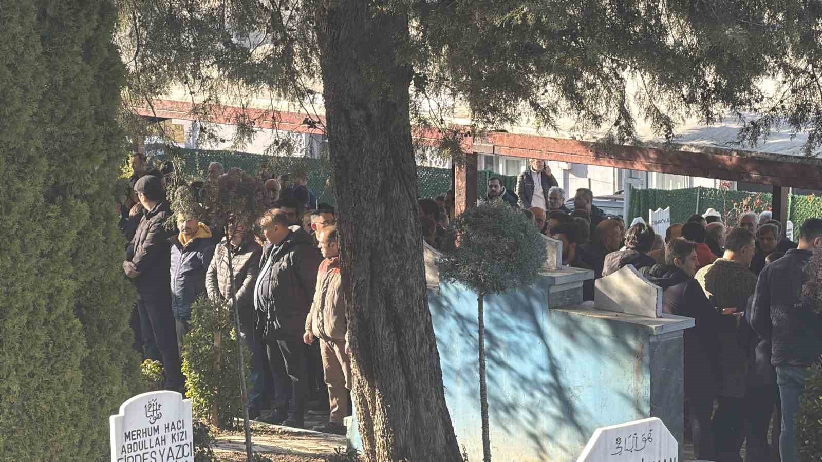 Düzce’de eğitim camiasının sevilen öğretmeni son yolculuğuna uğurlandı
