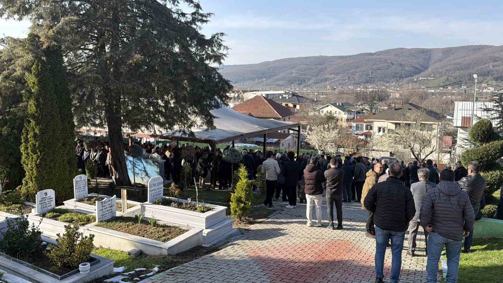 Düzce’de eğitim camiasının sevilen öğretmeni son yolculuğuna uğurlandı
