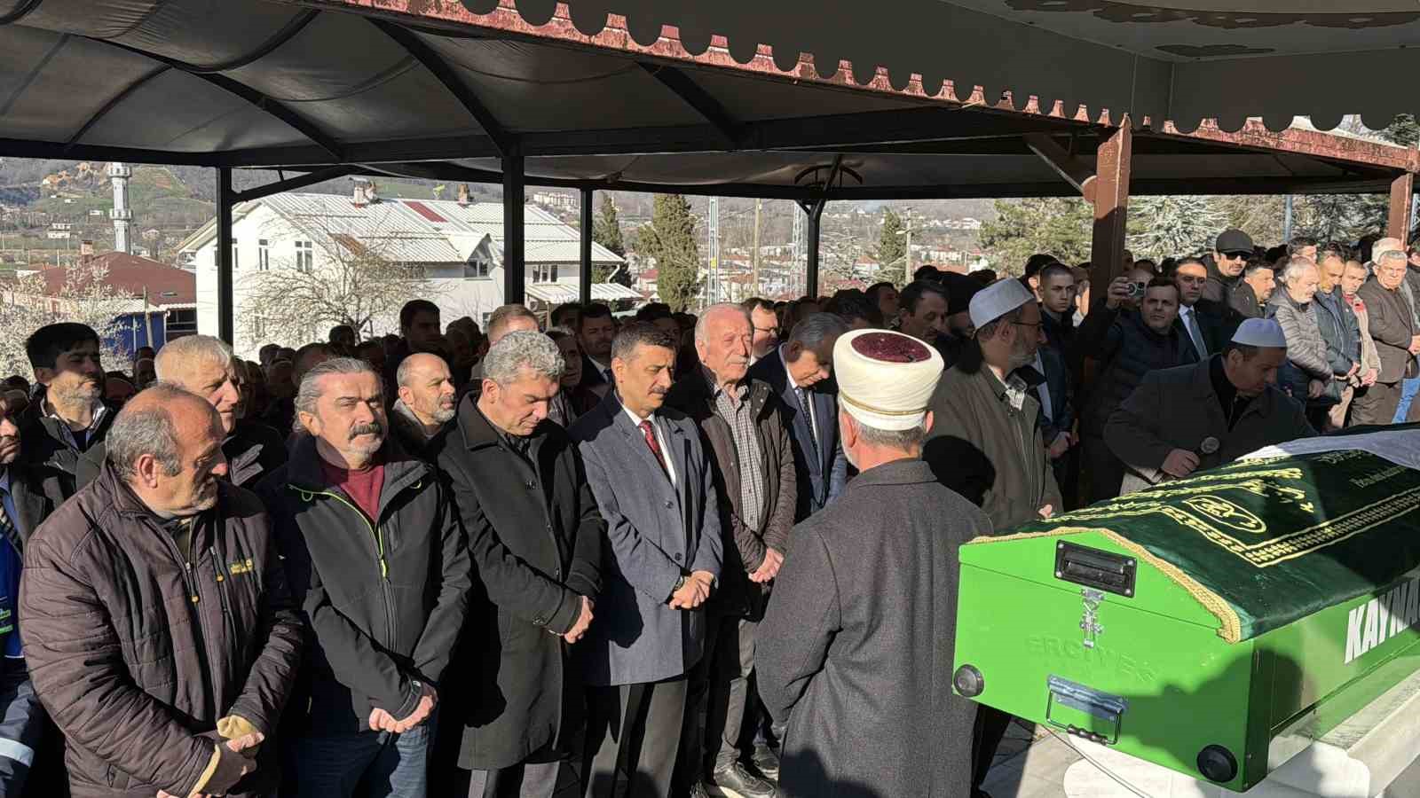 Düzce’de eğitim camiasının sevilen öğretmeni son yolculuğuna uğurlandı
