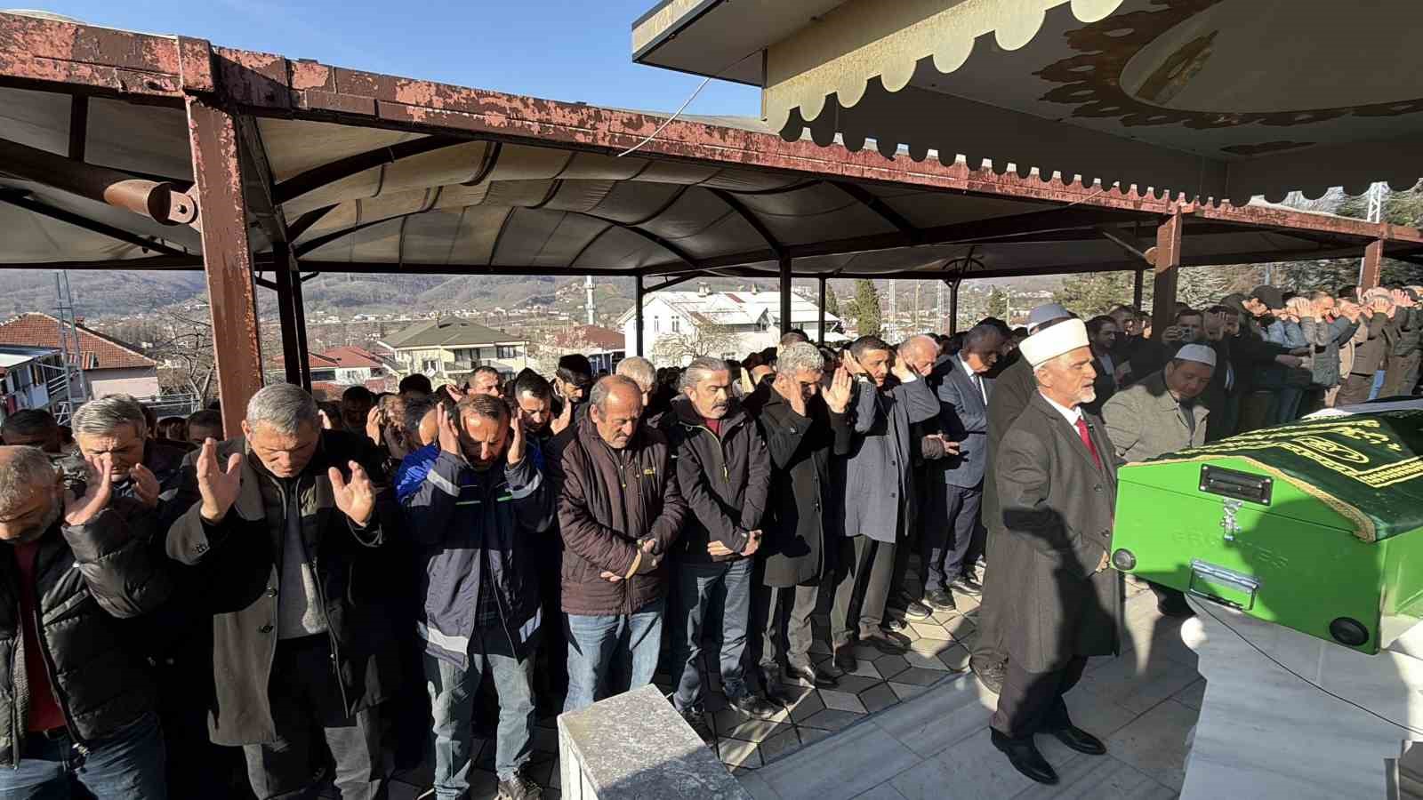 Düzce’de eğitim camiasının sevilen öğretmeni son yolculuğuna uğurlandı
