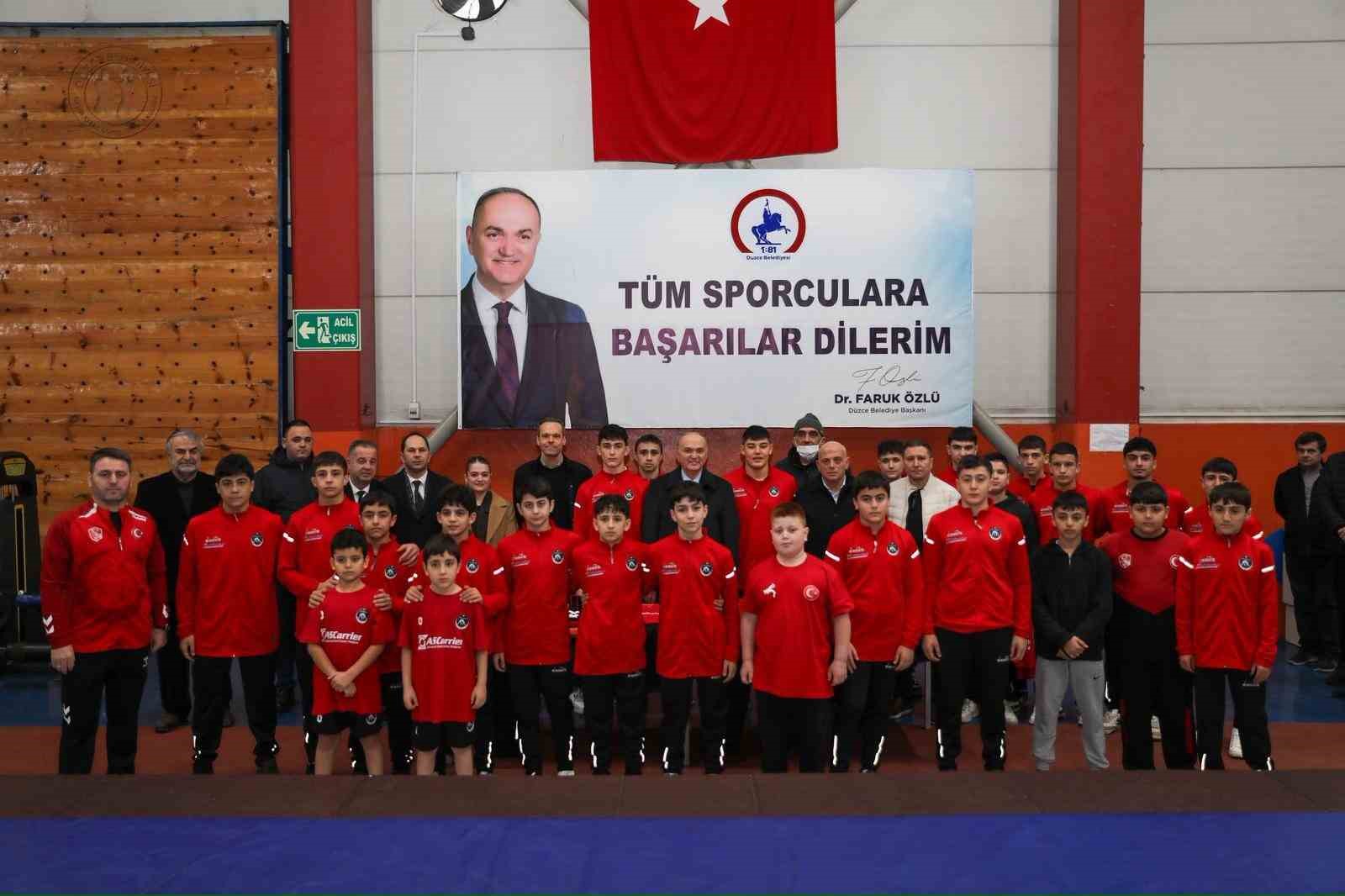 Düzce’de güreşçilere spor malzemeleri dağıtıldı
