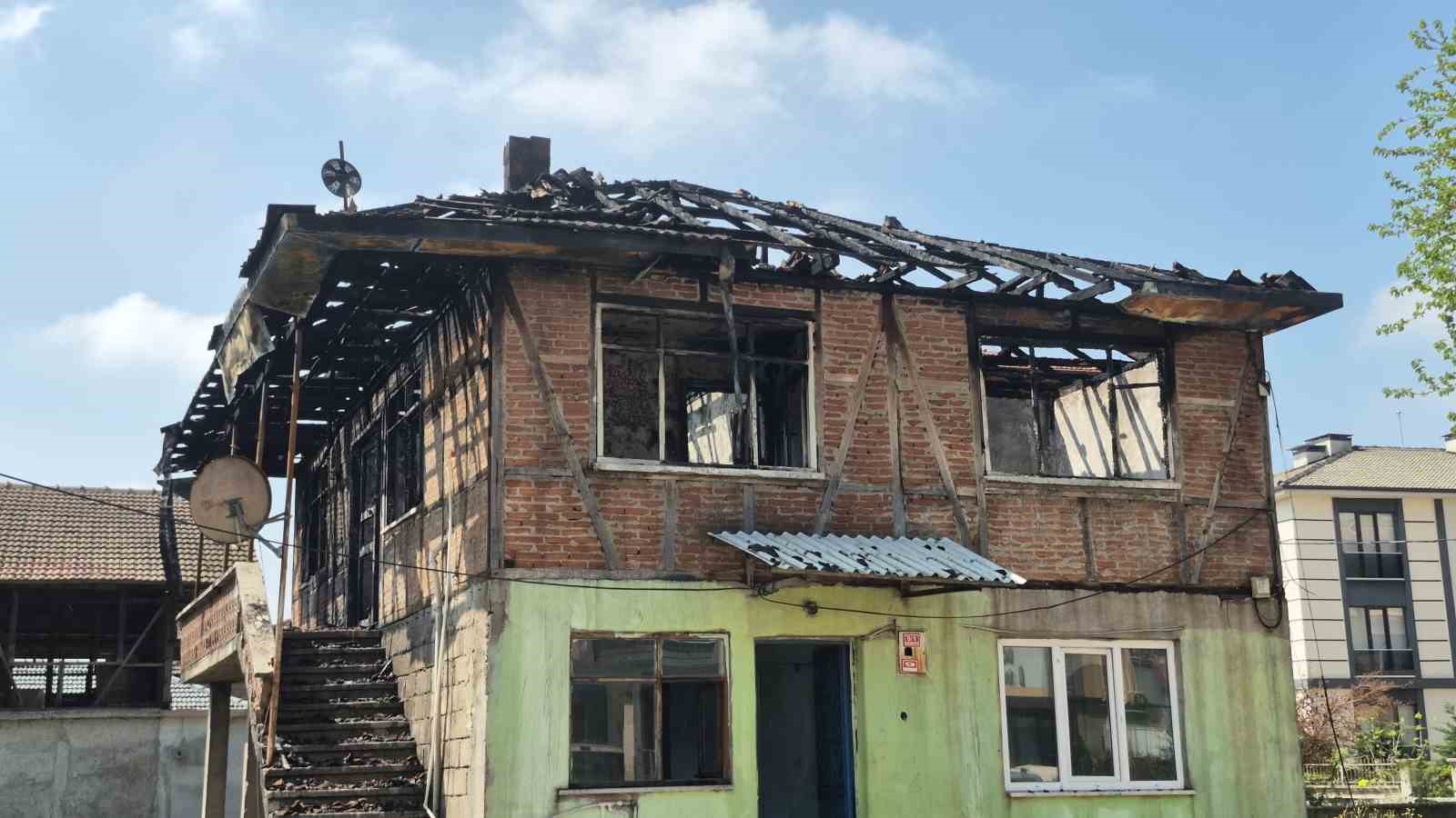 Düzce’de iki katlı ev alev topuna döndü
