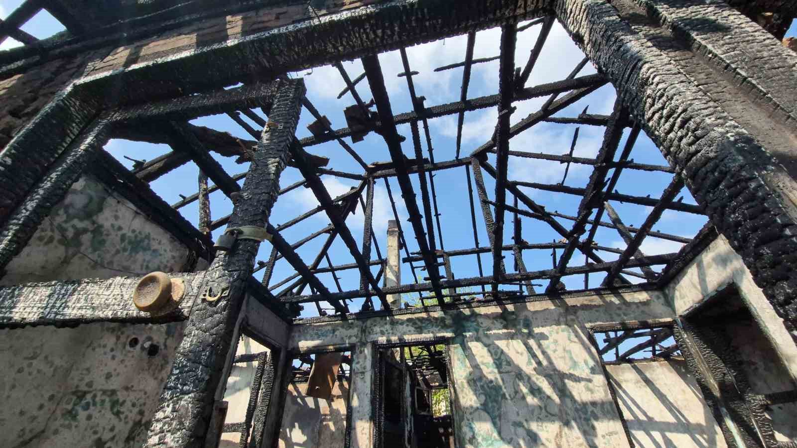 Düzce’de iki katlı ev alev topuna döndü
