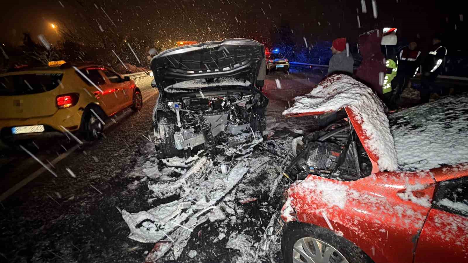 Düzce’de kafa kafaya çarpışan araçlar hurdaya döndü: 7 yaralı
