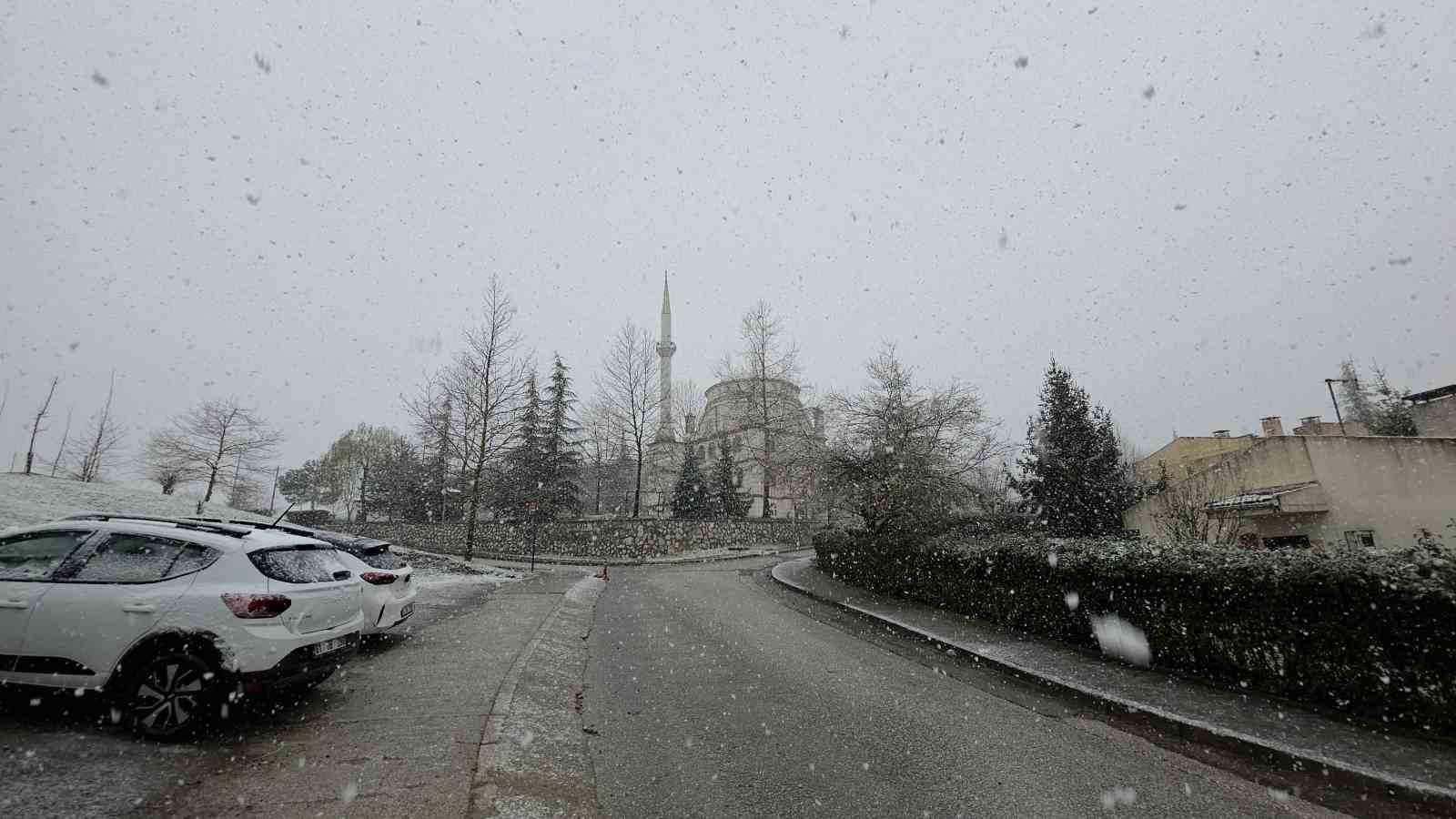 Düzce’de kar yağışı etkili oluyor
