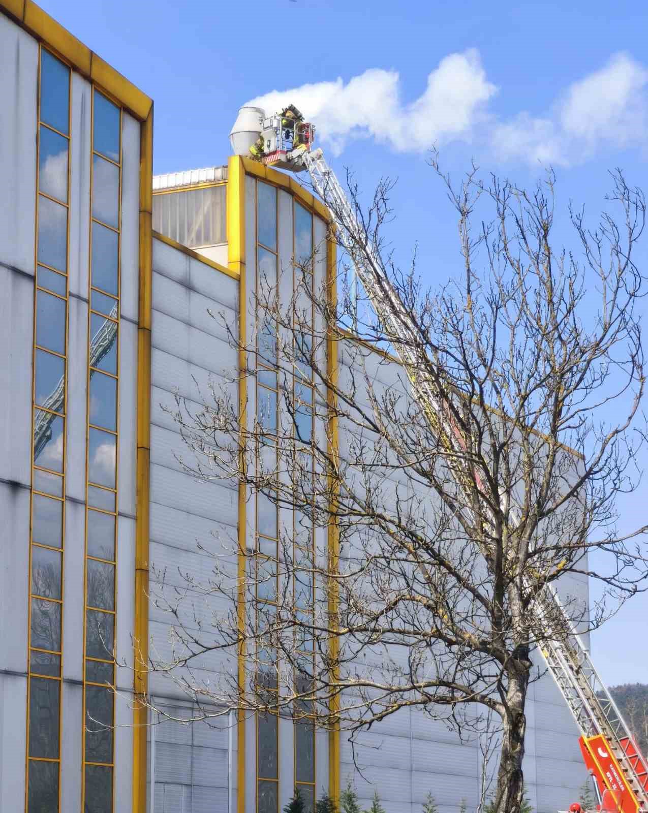 Düzce’de kauçuk fabrikasında baca yangını
