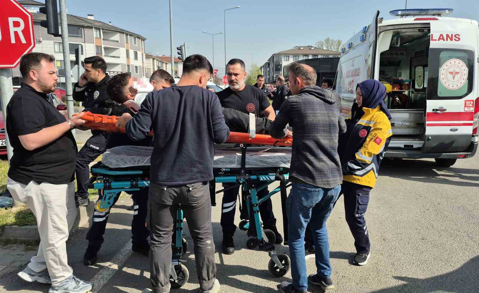 Düzce’de kavşakta otomobiller çarpıştı: 6 yaralı
