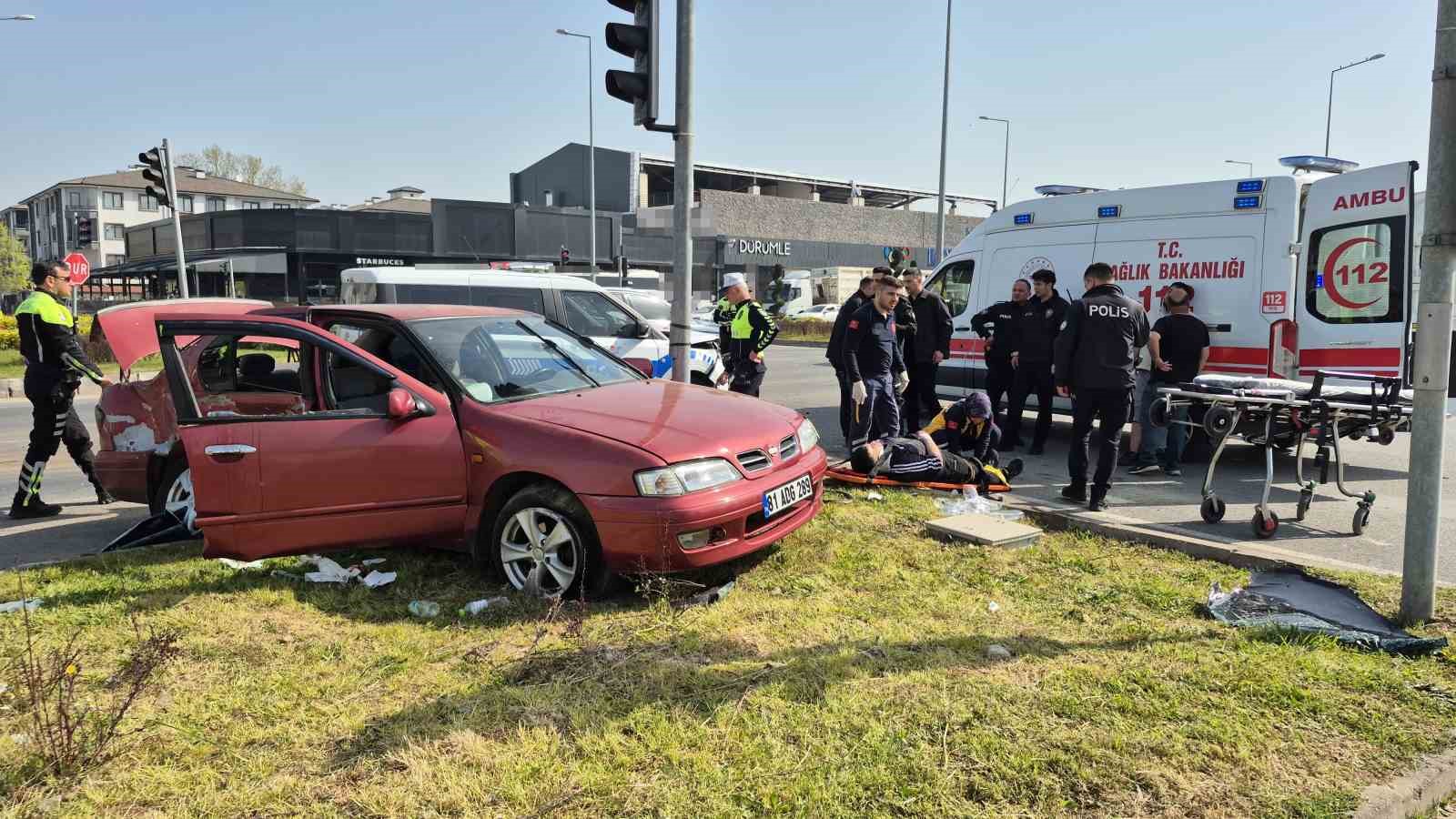 Düzce’de kavşakta otomobiller çarpıştı: 6 yaralı

