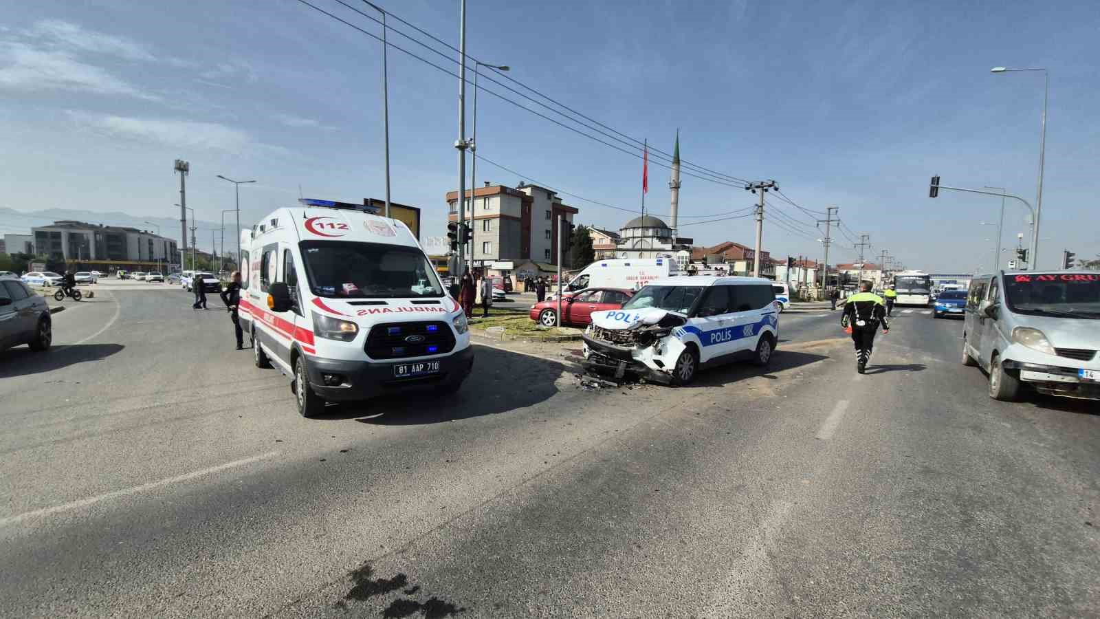 Düzce’de kavşakta otomobiller çarpıştı: 6 yaralı
