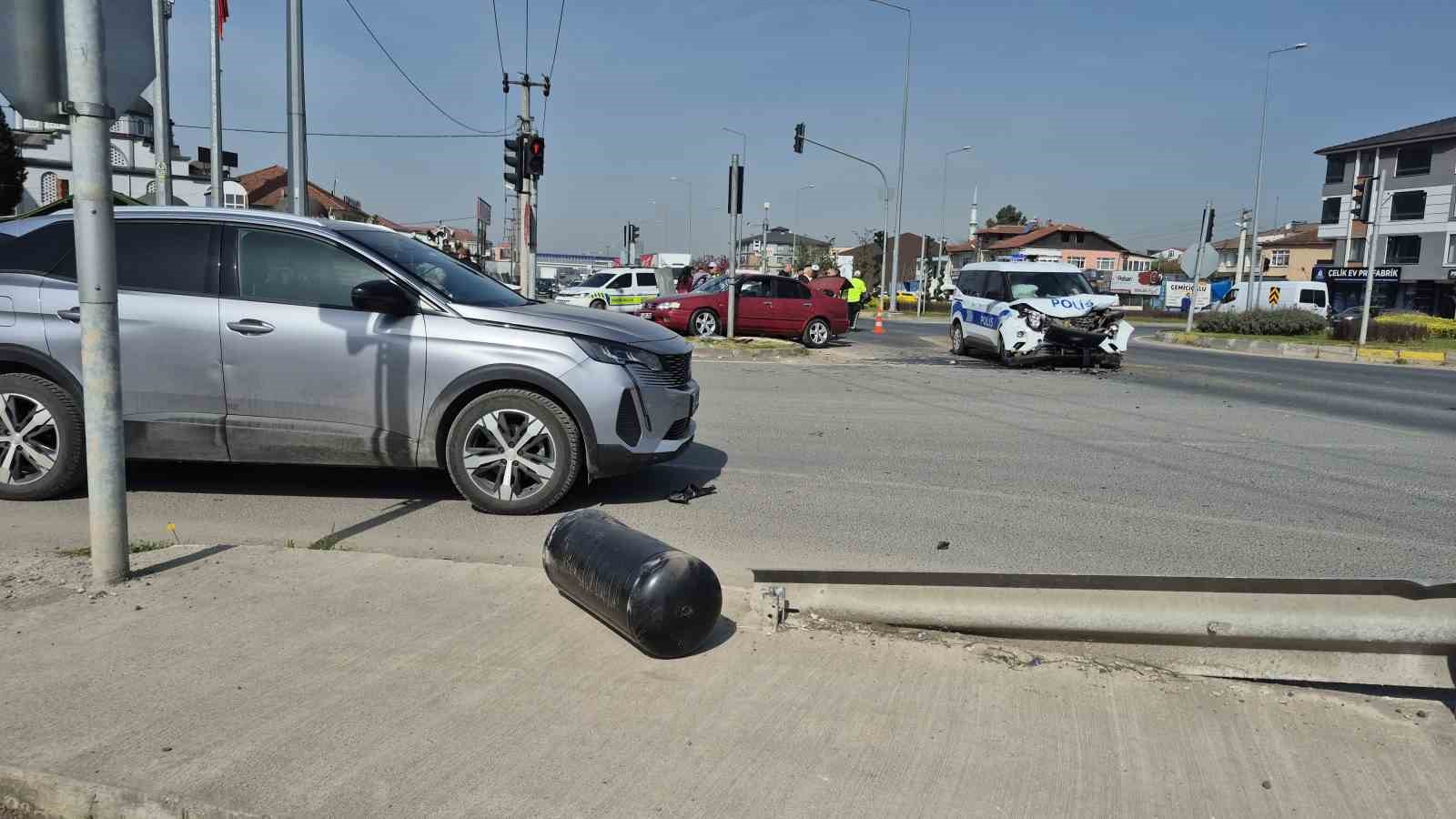Düzce’de kavşakta otomobiller çarpıştı: 6 yaralı
