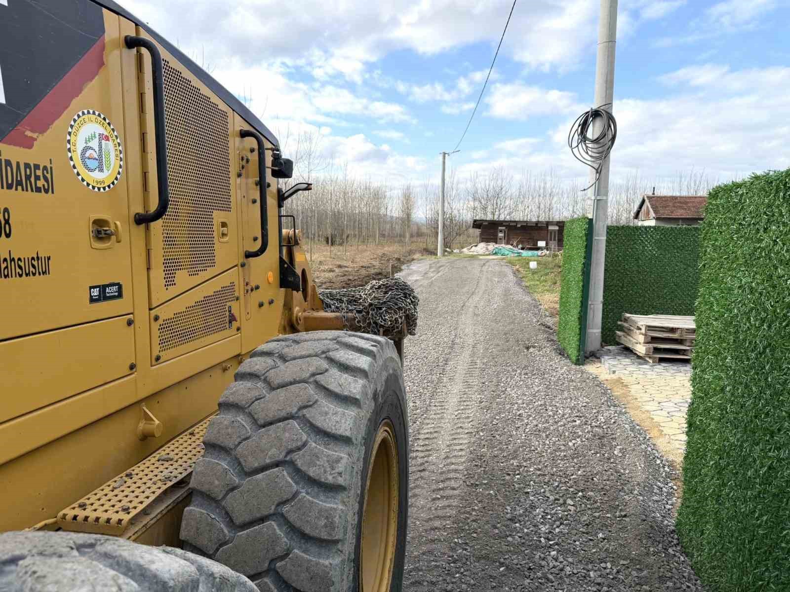 Düzce’de köy yollarında bakım çalışmaları sürüyor
