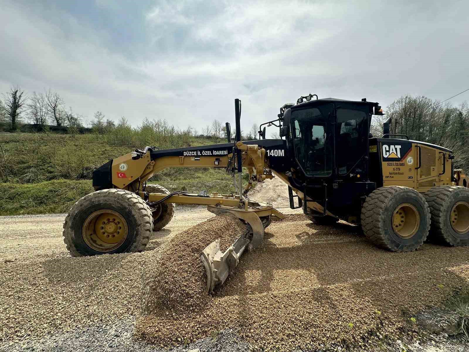 Düzce’de köy yollarında çalışmalar hız kazandı

