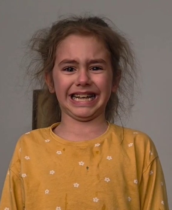 Düzce’de küçük kız İstiklal Marşı’nı hem okudu hem ağladı
