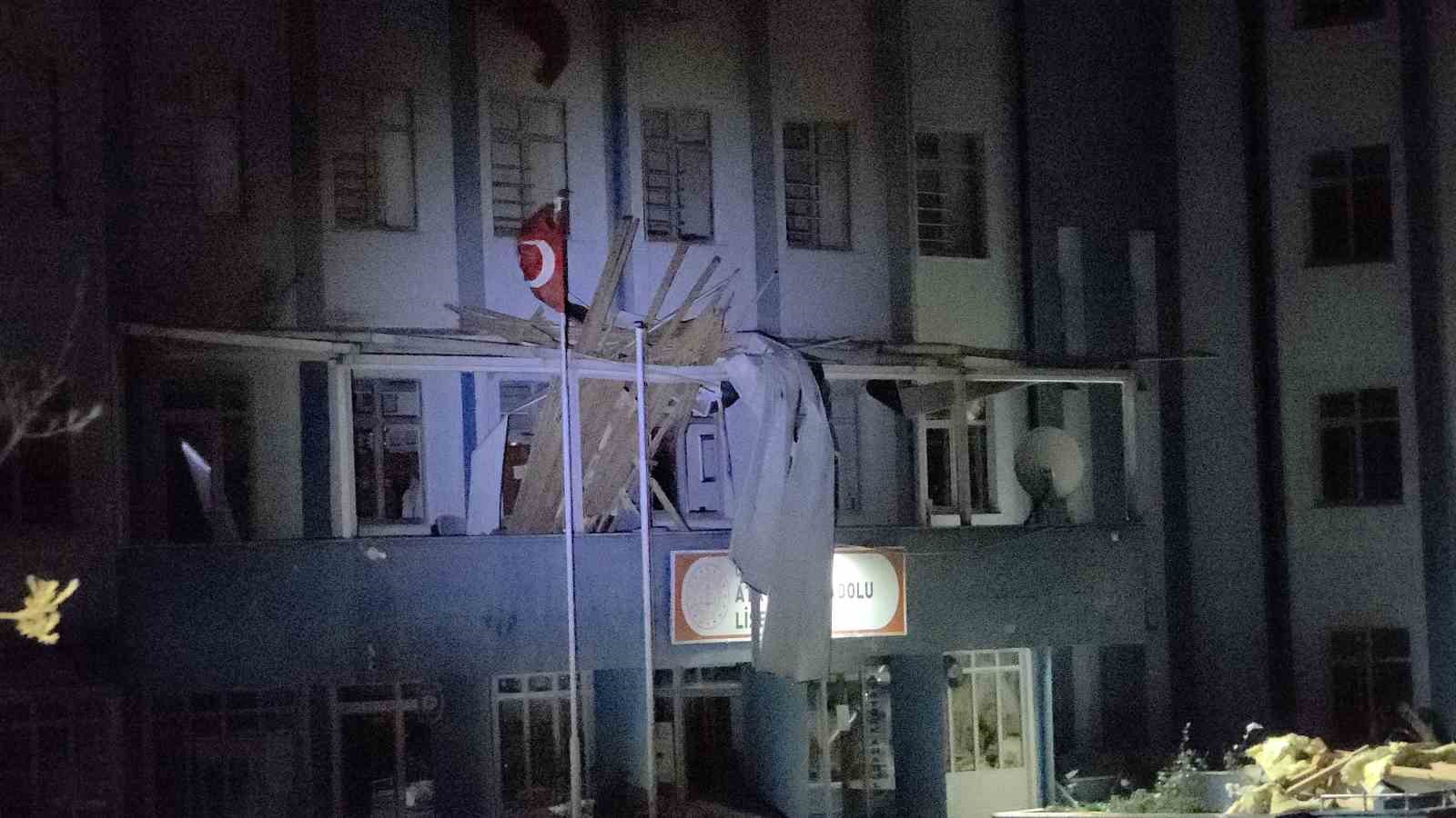 Düzce’de kuvvetli rüzgar okulun çatısını uçurdu
