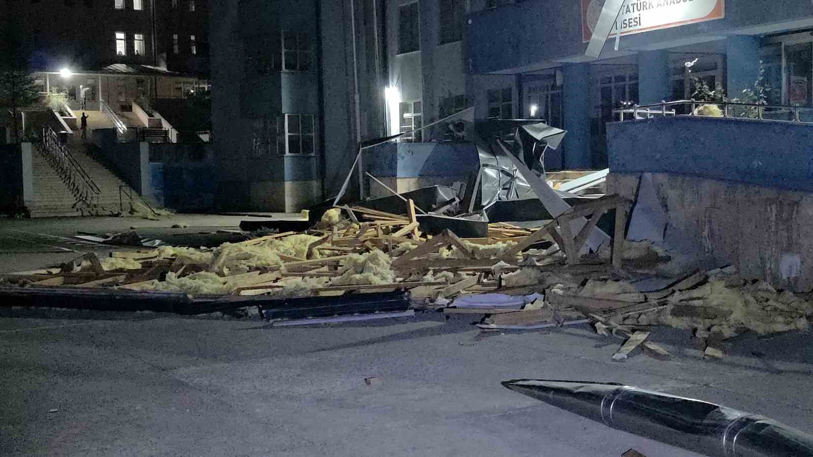 Düzce’de kuvvetli rüzgar okulun çatısını uçurdu
