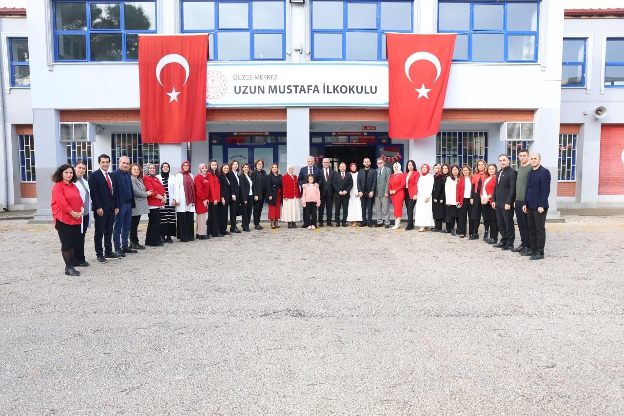 Düzce’de öğrenciler ikinci döneme Türk bayraklarıyla başladı
