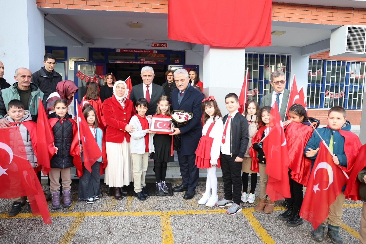 Düzce’de öğrenciler ikinci döneme Türk bayraklarıyla başladı
