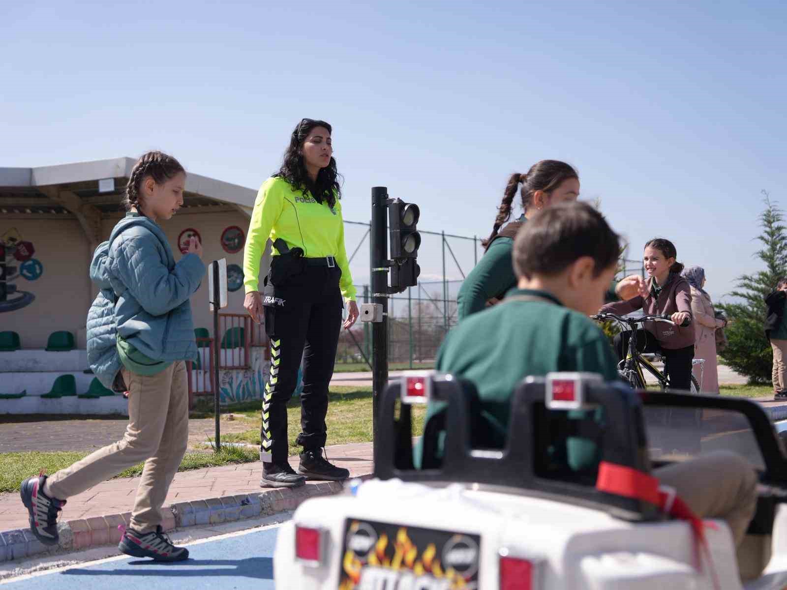 Düzce’de öğrenciler trafik kurallarını yaşayarak öğreniyor
Düzce’de öğrenciler trafik kurallarını yaşayarak öğreniyor