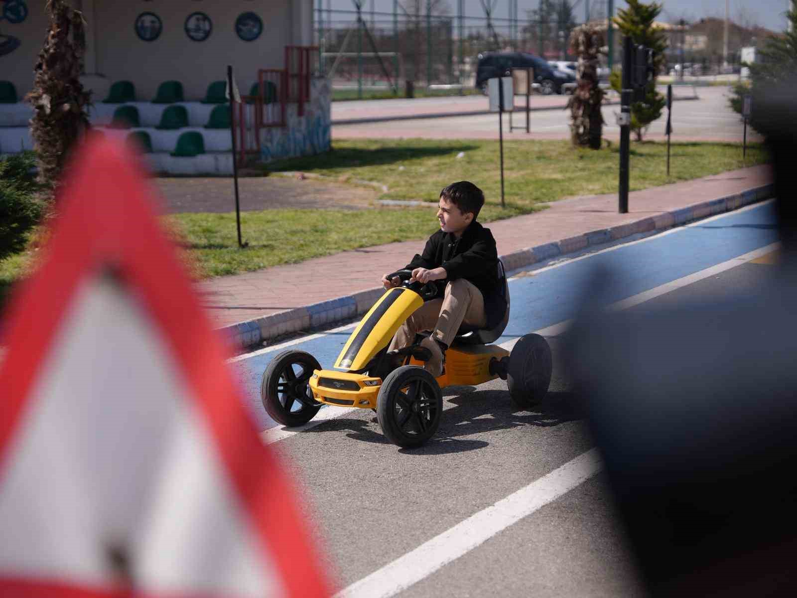 Düzce’de öğrenciler trafik kurallarını yaşayarak öğreniyor
Düzce’de öğrenciler trafik kurallarını yaşayarak öğreniyor