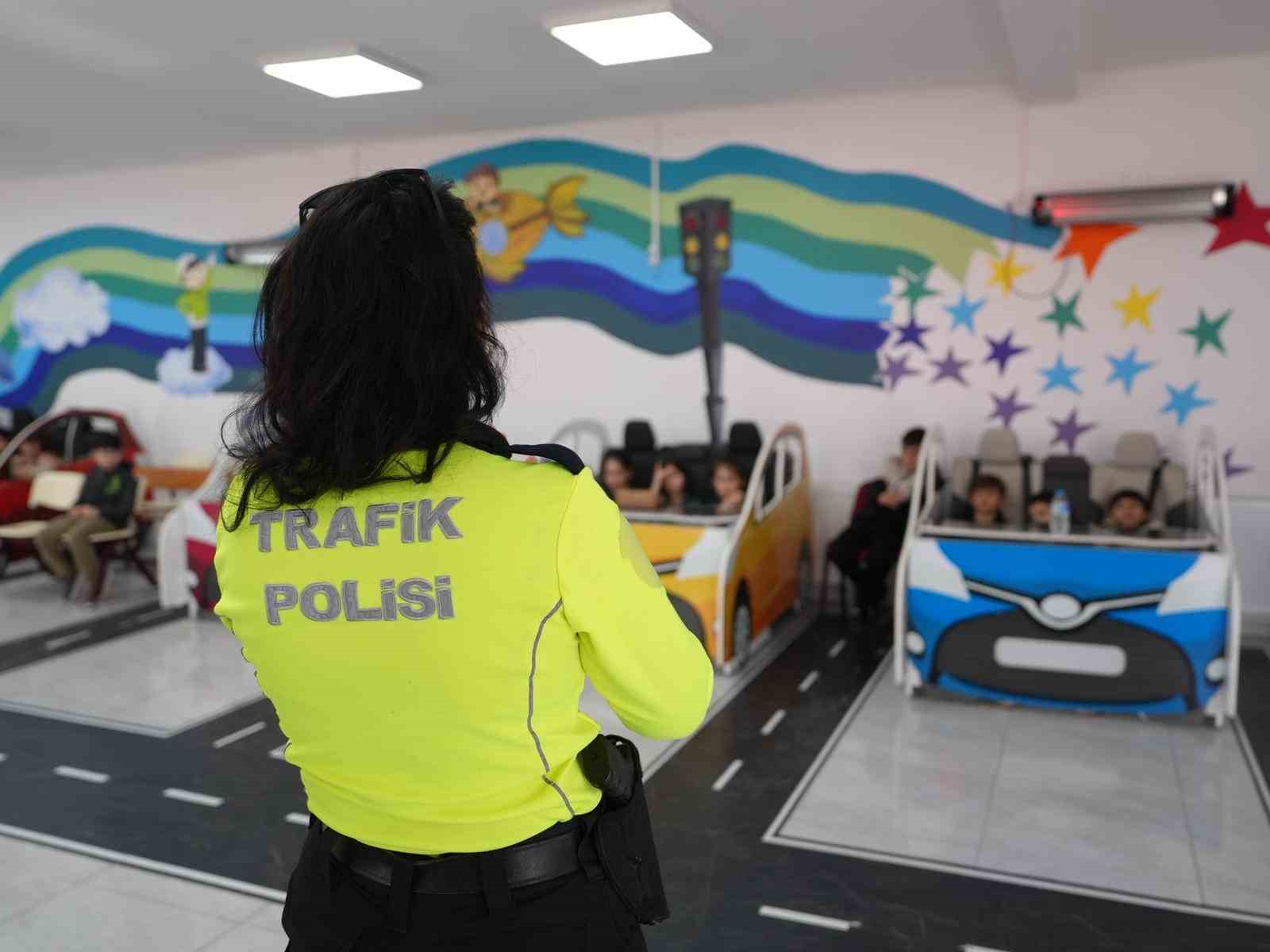 Düzce’de öğrenciler trafik kurallarını yaşayarak öğreniyor
Düzce’de öğrenciler trafik kurallarını yaşayarak öğreniyor