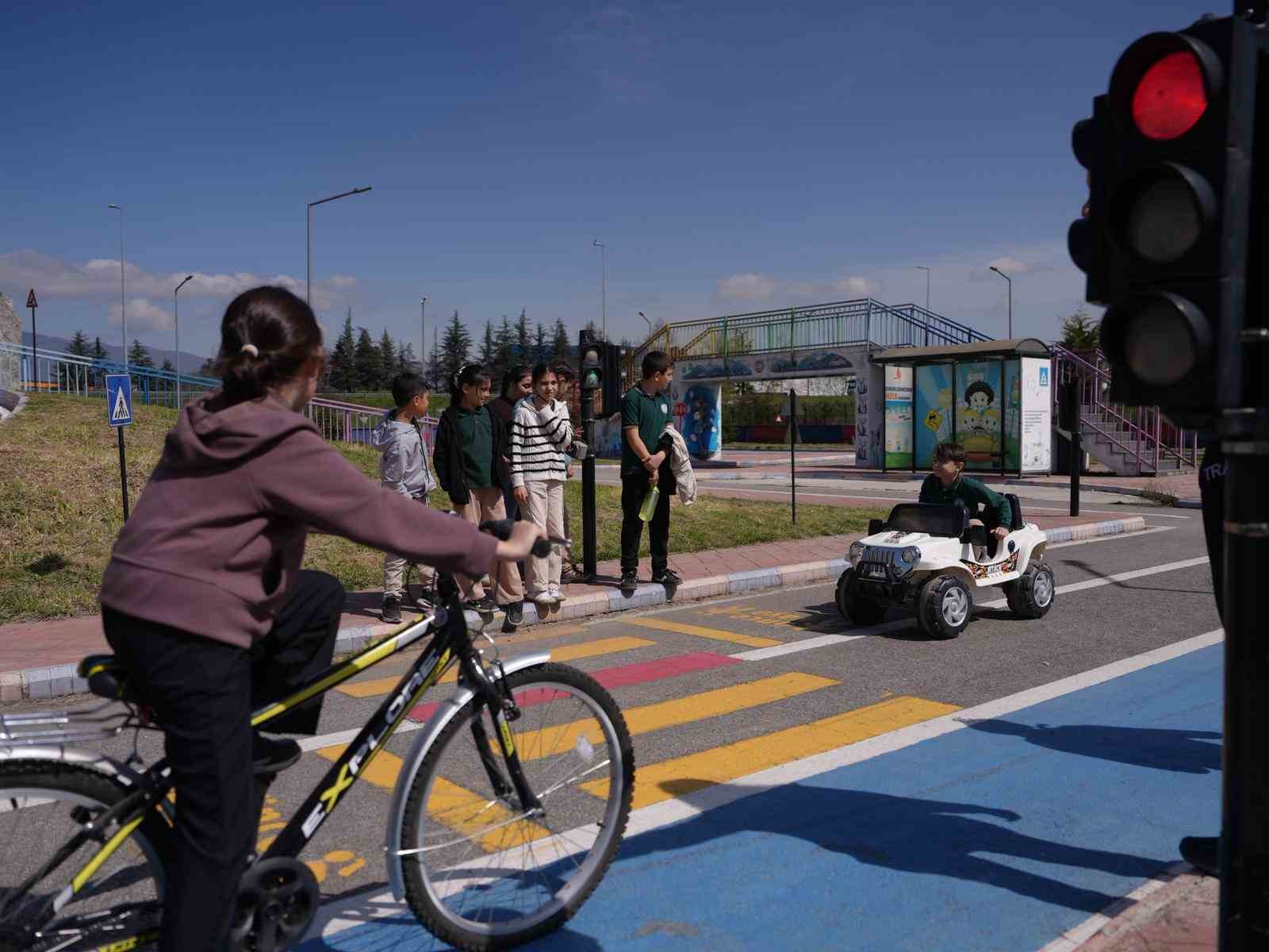 Düzce’de öğrenciler trafik kurallarını yaşayarak öğreniyor
Düzce’de öğrenciler trafik kurallarını yaşayarak öğreniyor