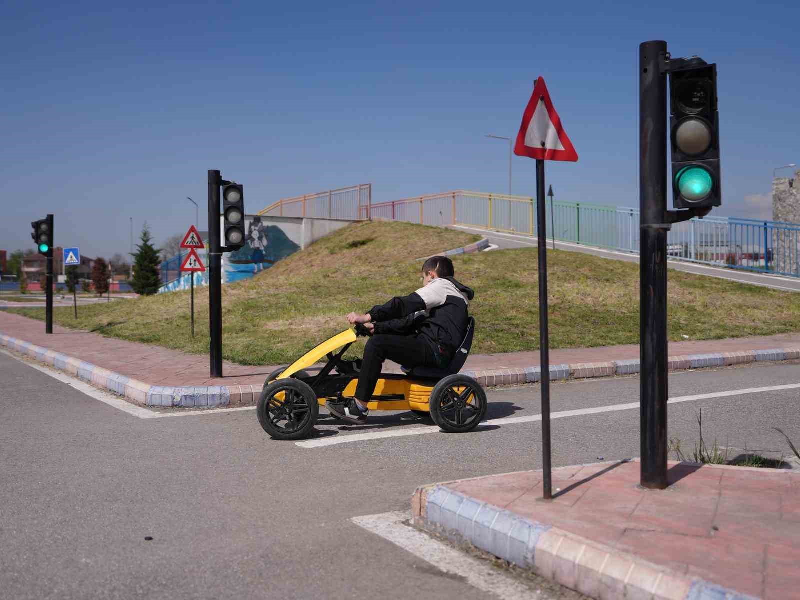Düzce’de öğrenciler trafik kurallarını yaşayarak öğreniyor
Düzce’de öğrenciler trafik kurallarını yaşayarak öğreniyor