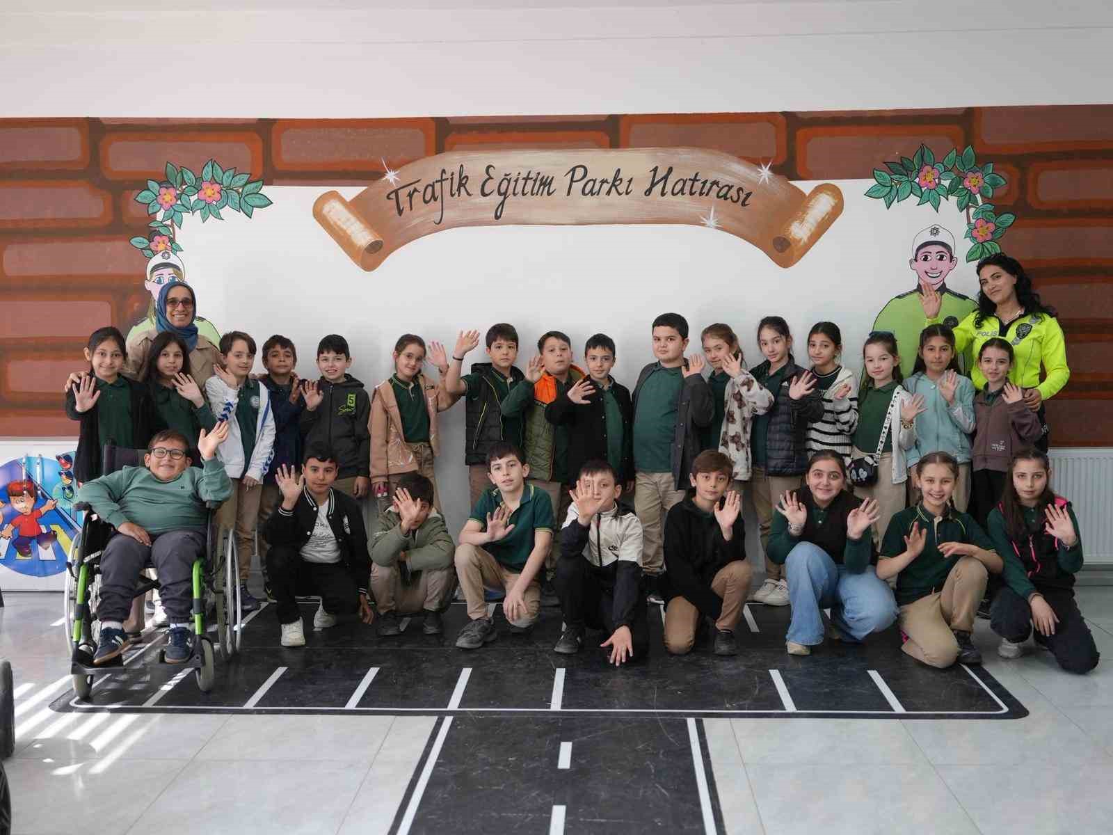 Düzce’de öğrenciler trafik kurallarını yaşayarak öğreniyor
Düzce’de öğrenciler trafik kurallarını yaşayarak öğreniyor