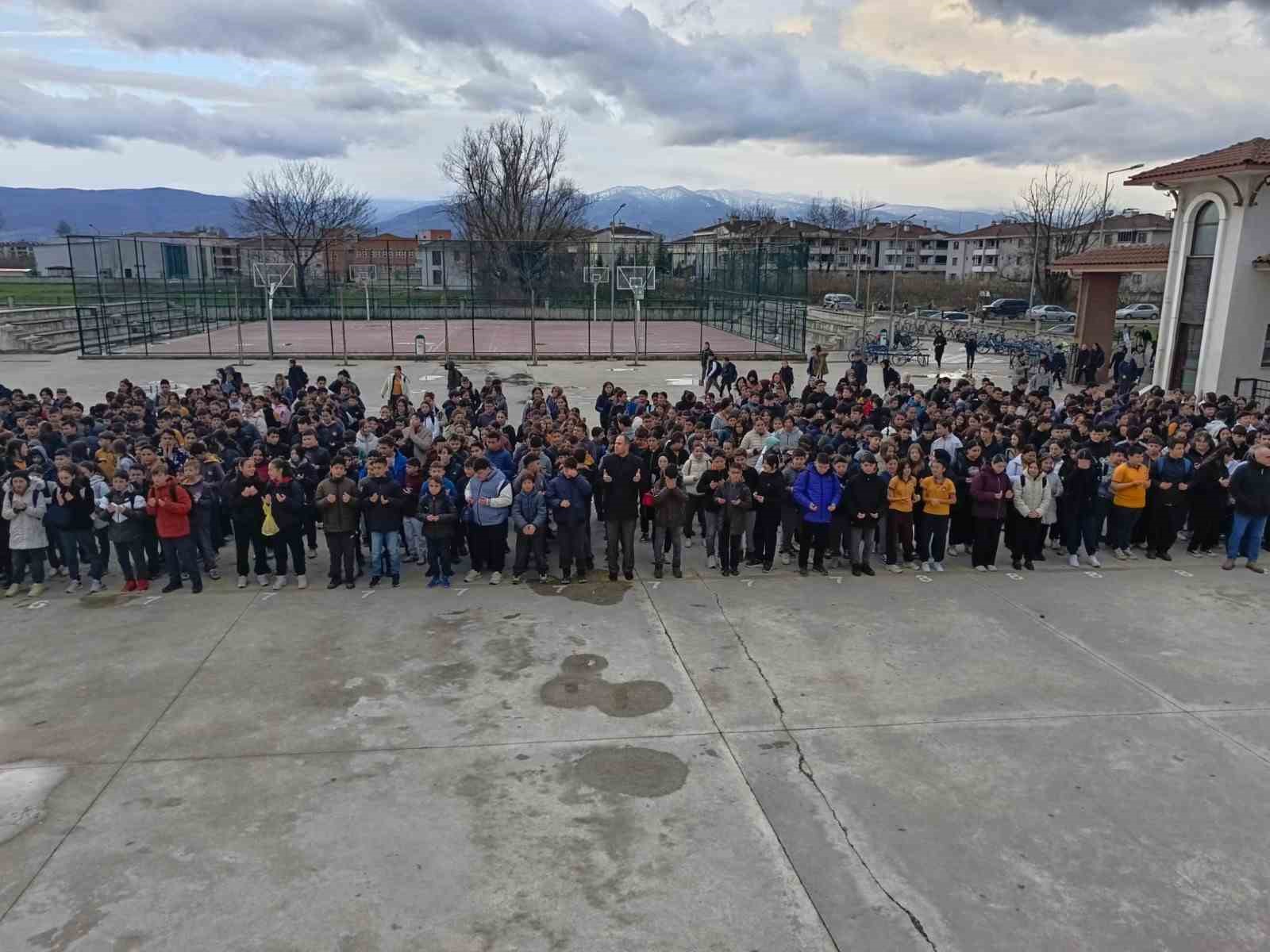 Düzce’de okullarda 6 Şubat depremleri için saygı duruşu
