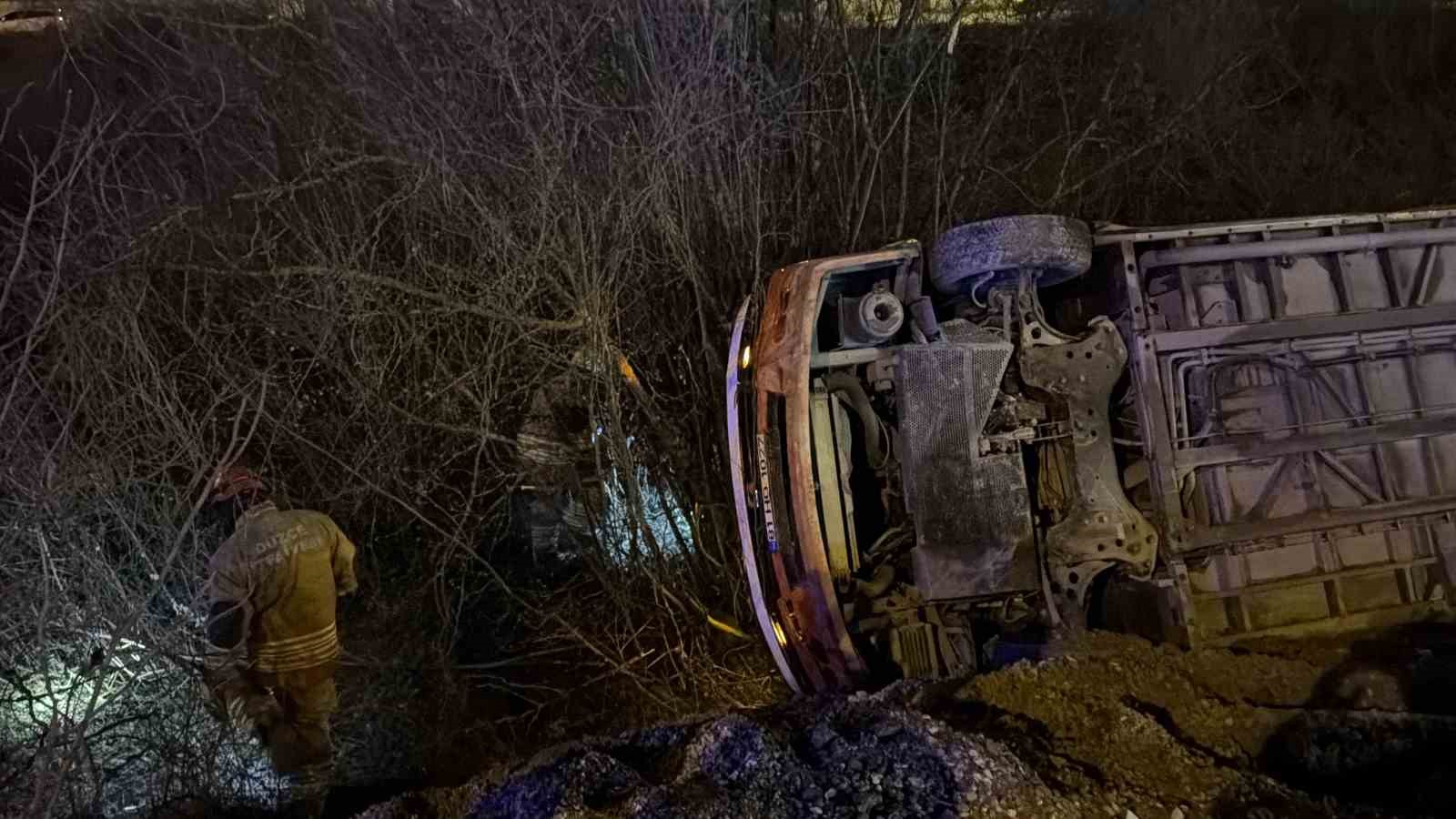 Düzce’de otomobil halk otobüsü ile çarpıştı: 5 yaralı
