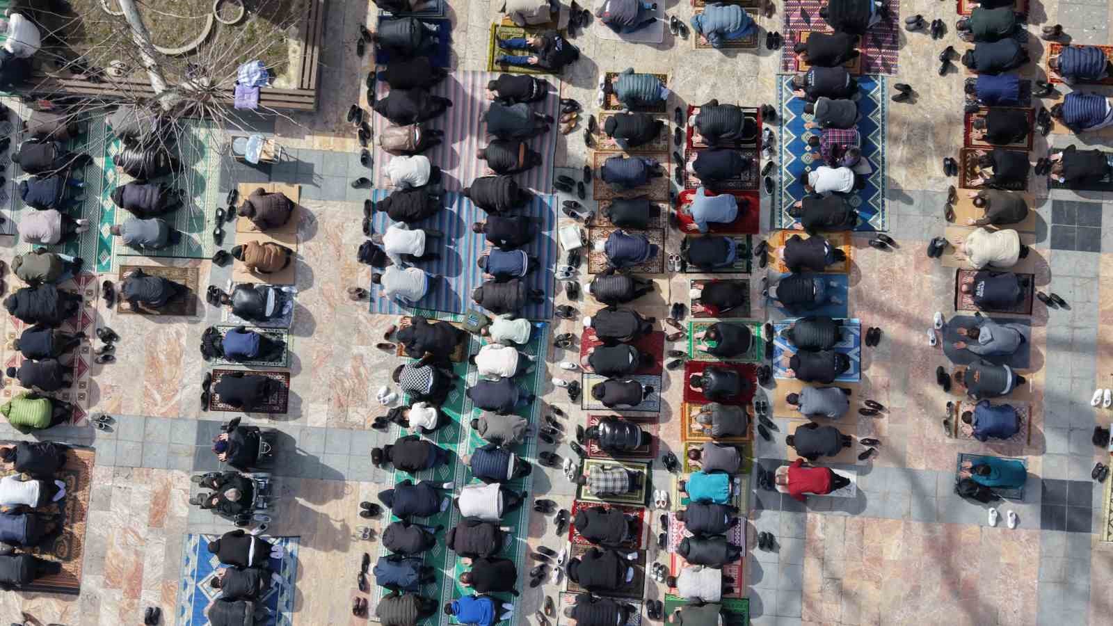 Düzce’de Ramazan bereketi camilere sığmadı
