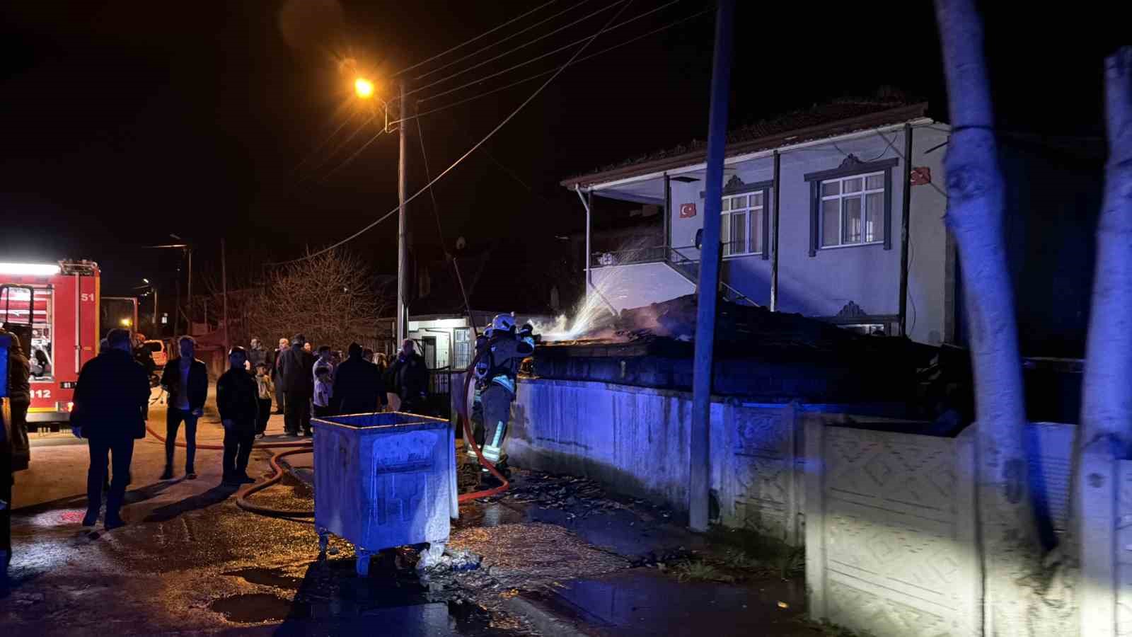 Düzce’de rüzgarın etkisi ile çıkan yangın büyümeden söndürüldü
