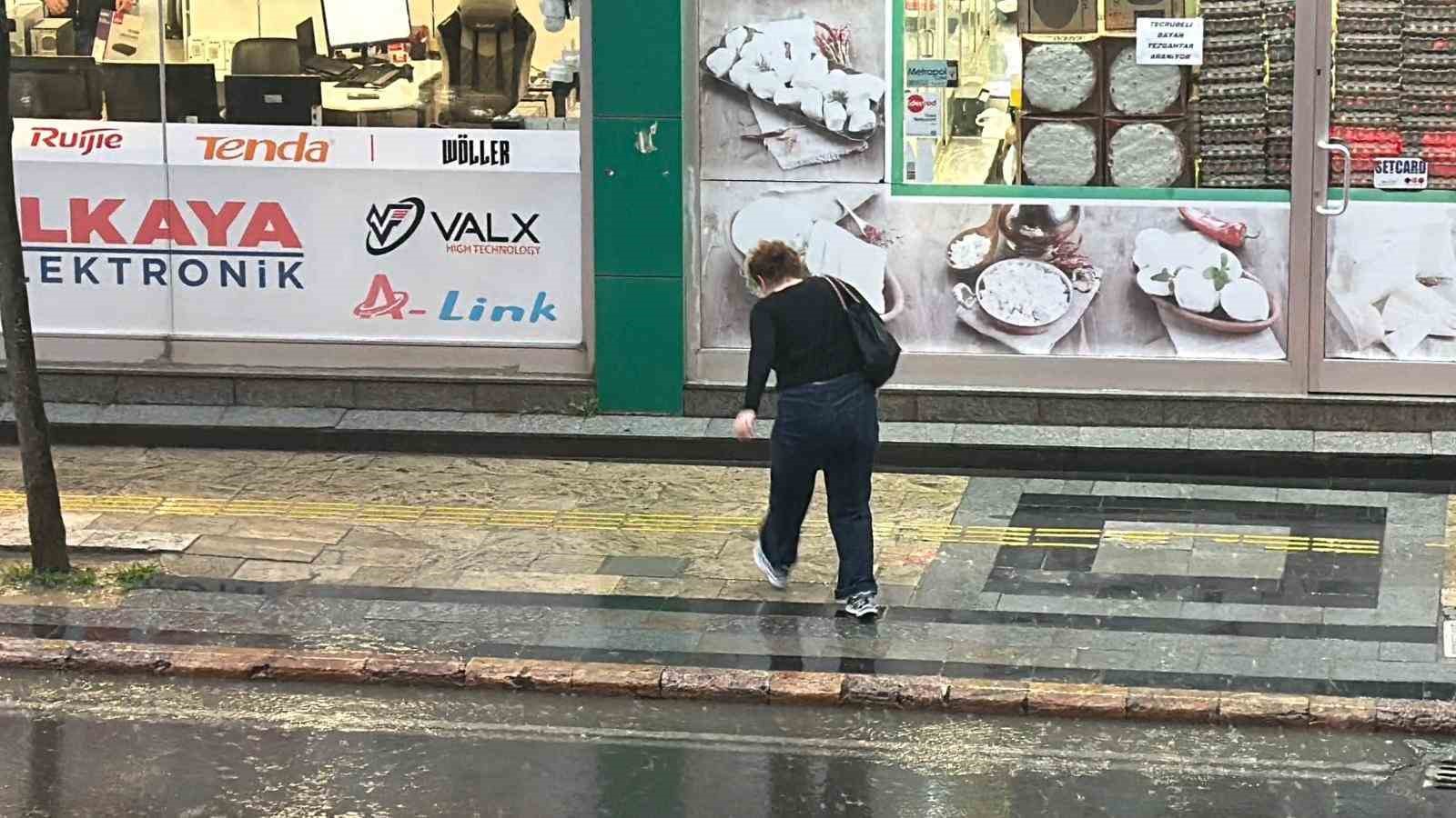 Düzce’de sağanak yağış vatandaşları hazırlıksız yakaladı
