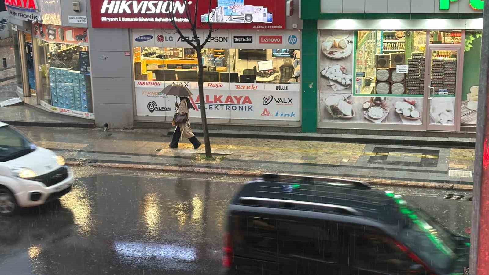 Düzce’de sağanak yağış vatandaşları hazırlıksız yakaladı
