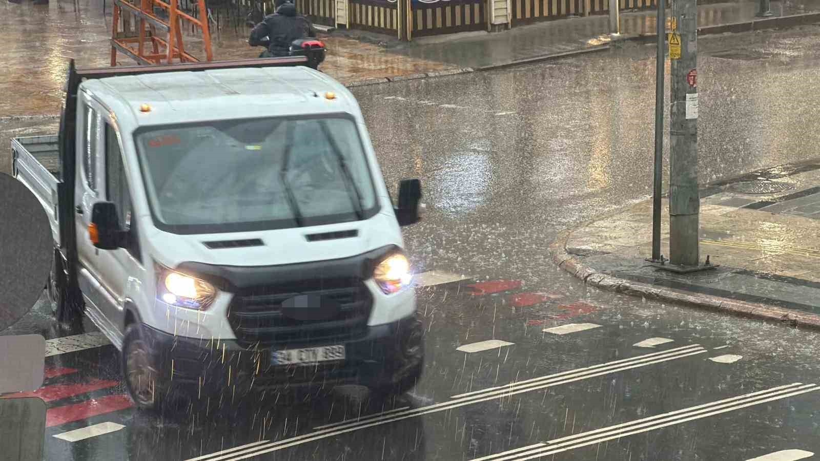 Düzce’de sağanak yağış vatandaşları hazırlıksız yakaladı
