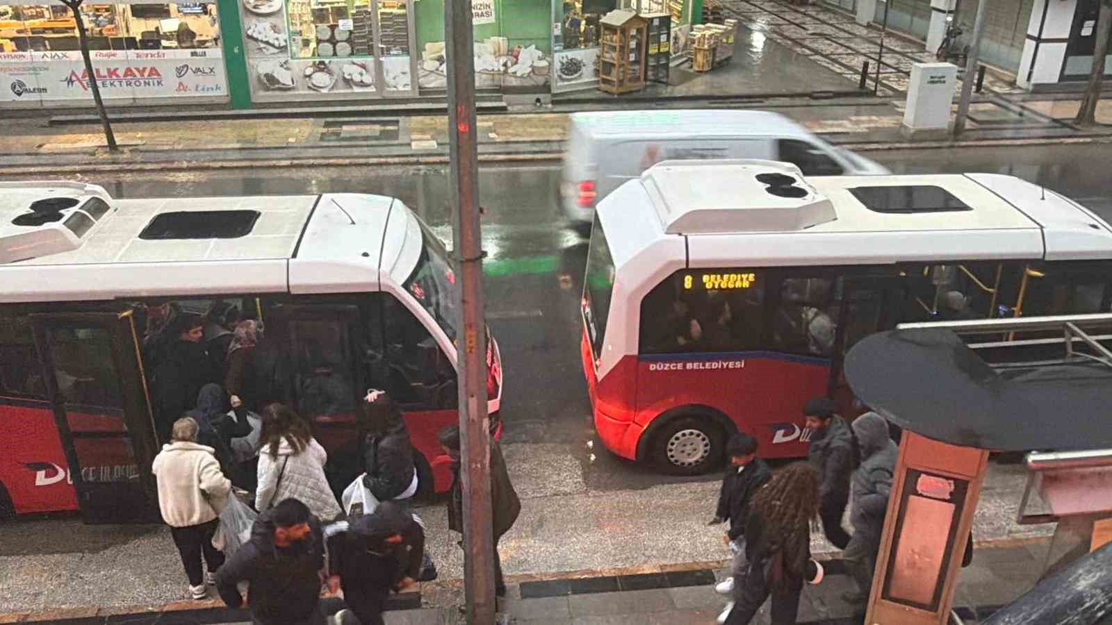 Düzce’de sağanak yağış vatandaşları hazırlıksız yakaladı
