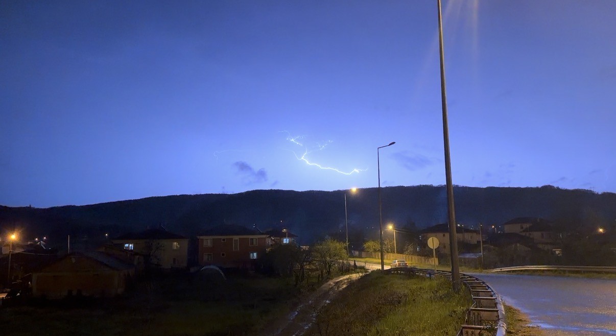 Düzce’de şimşeklerin ardından dolunay mest etti
