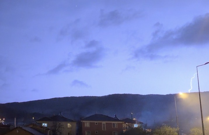 Düzce’de şimşeklerin ardından dolunay mest etti
