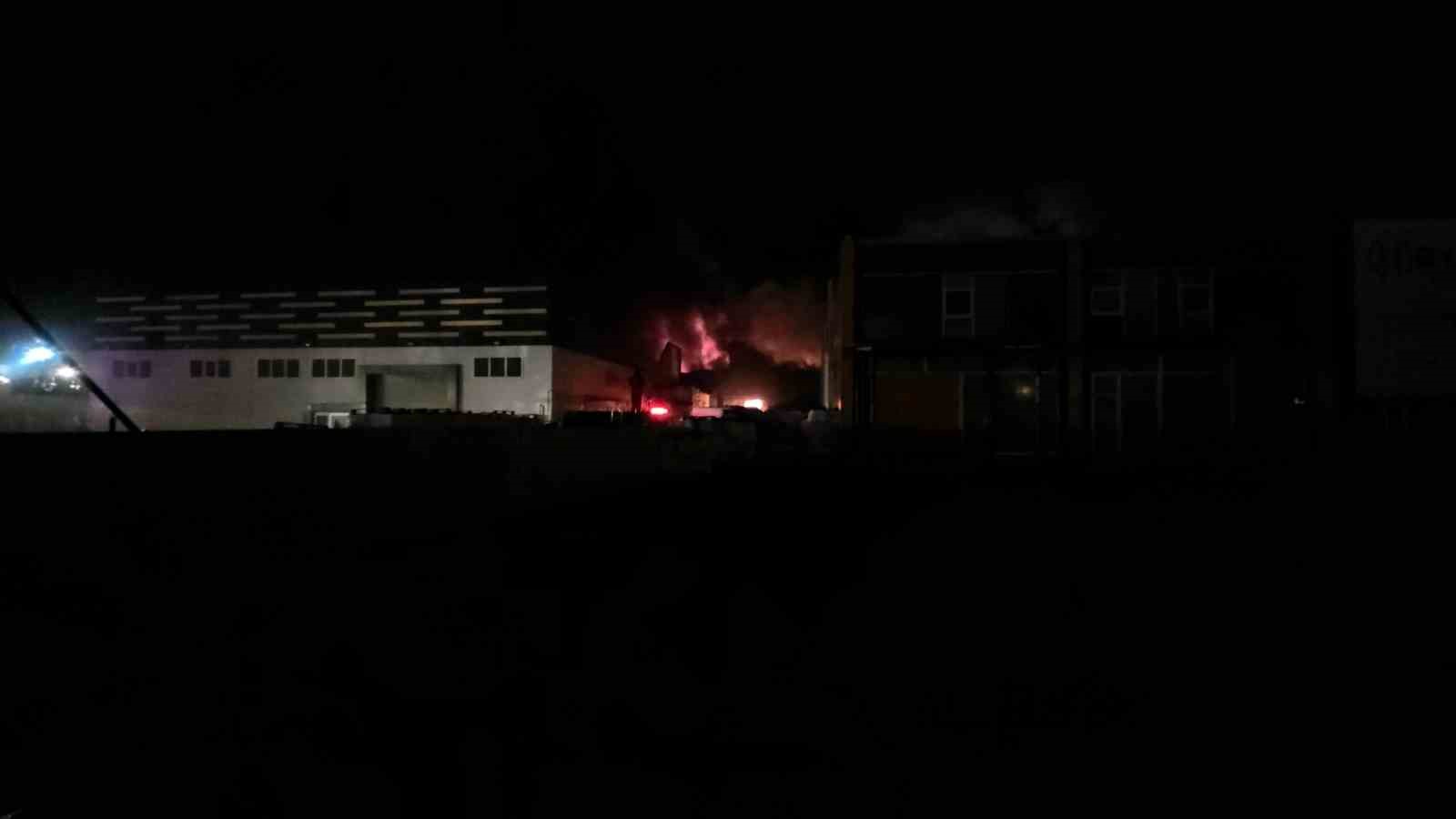 Düzce’de strafor fabrikasında yangın
