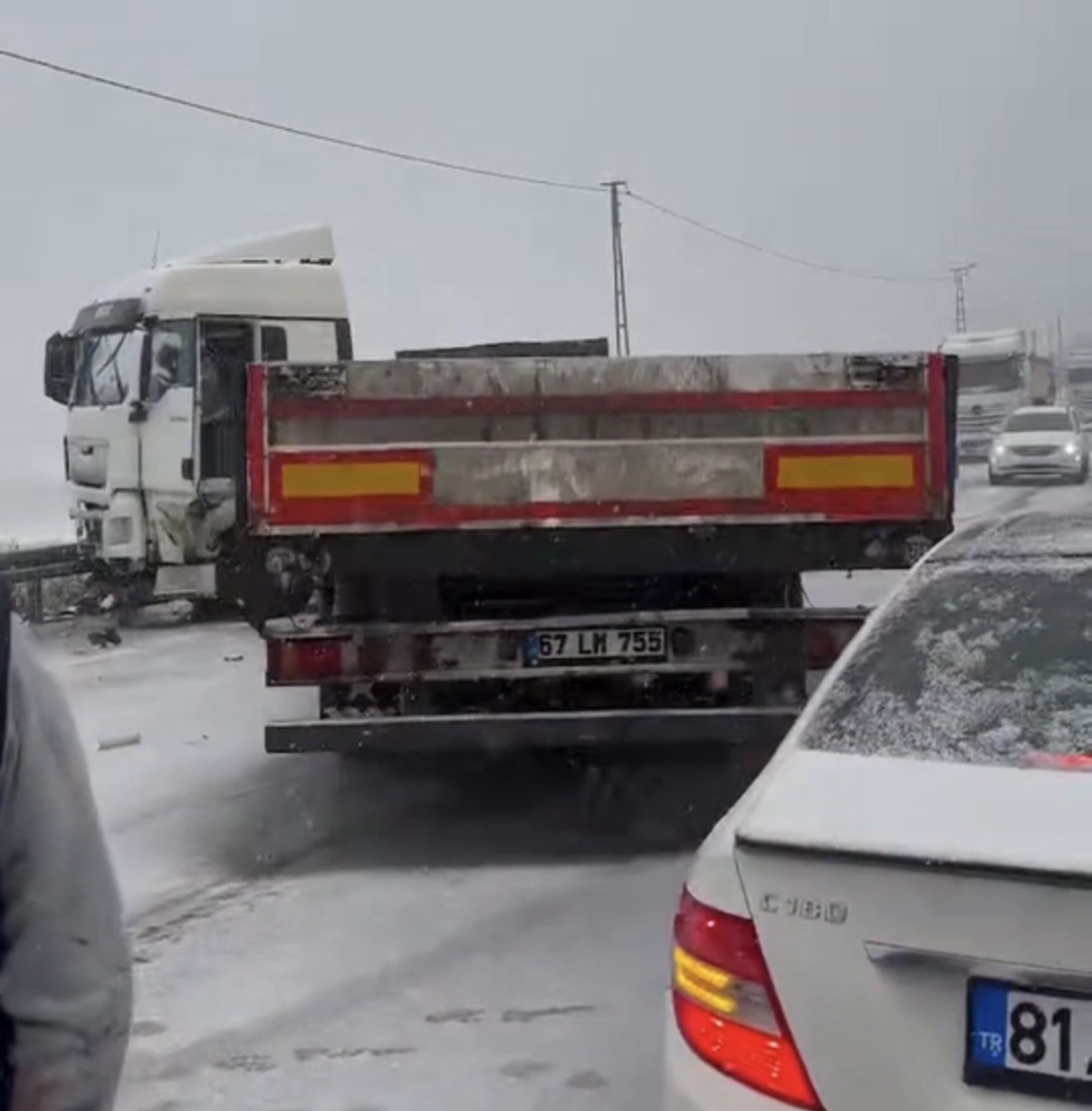 Düzce’de tır makaslaması çevre yolunu kapattı
