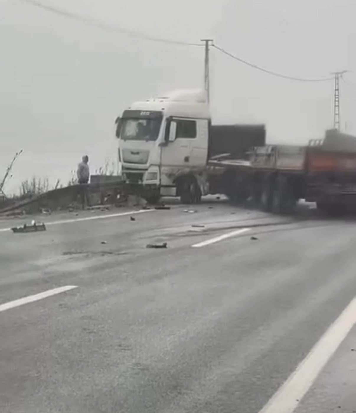 Düzce’de tır makaslaması çevre yolunu kapattı
