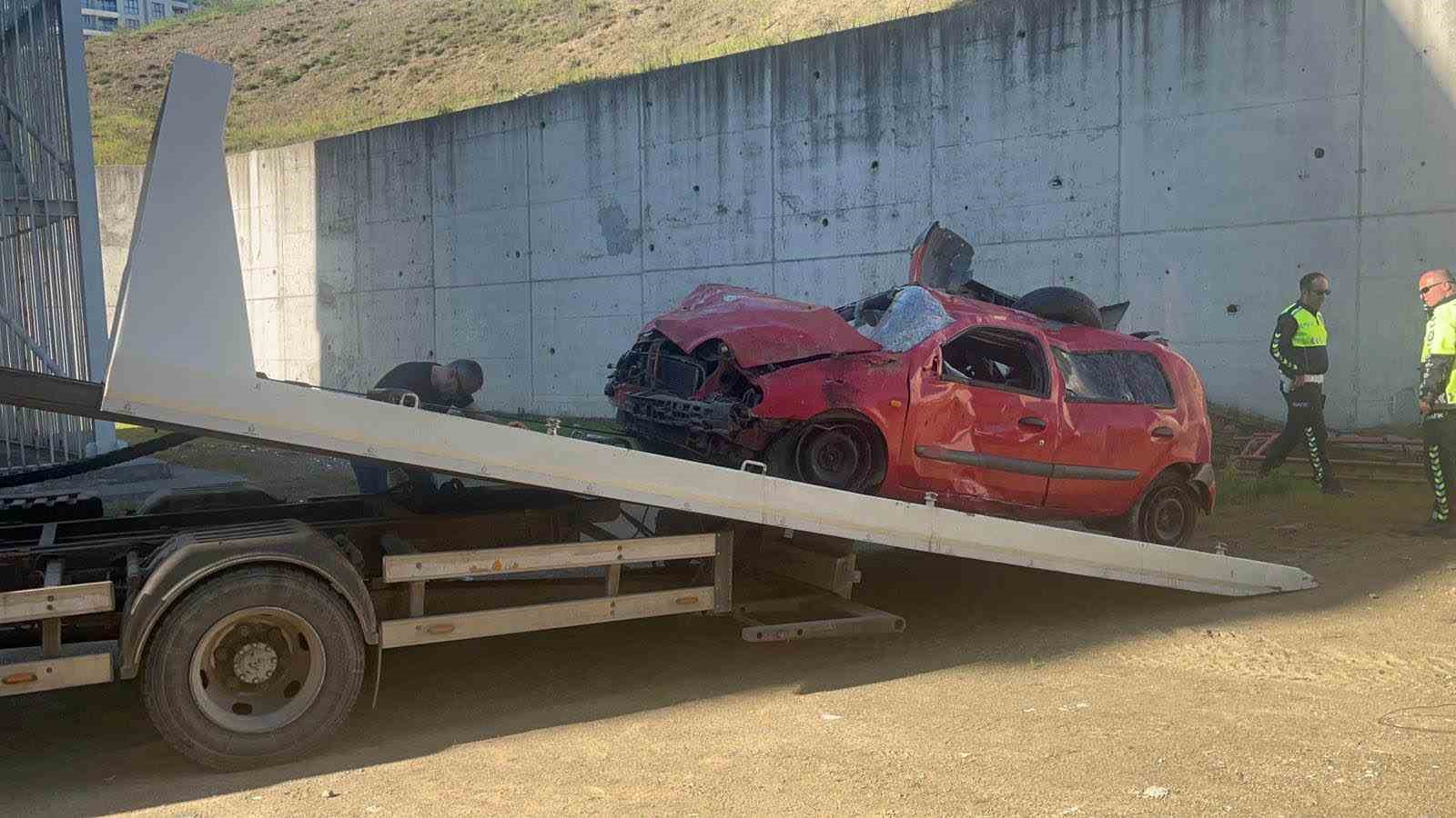 Düzce’de virajı alamayan otomobil bahçeye uçtu: 1 yaralı
