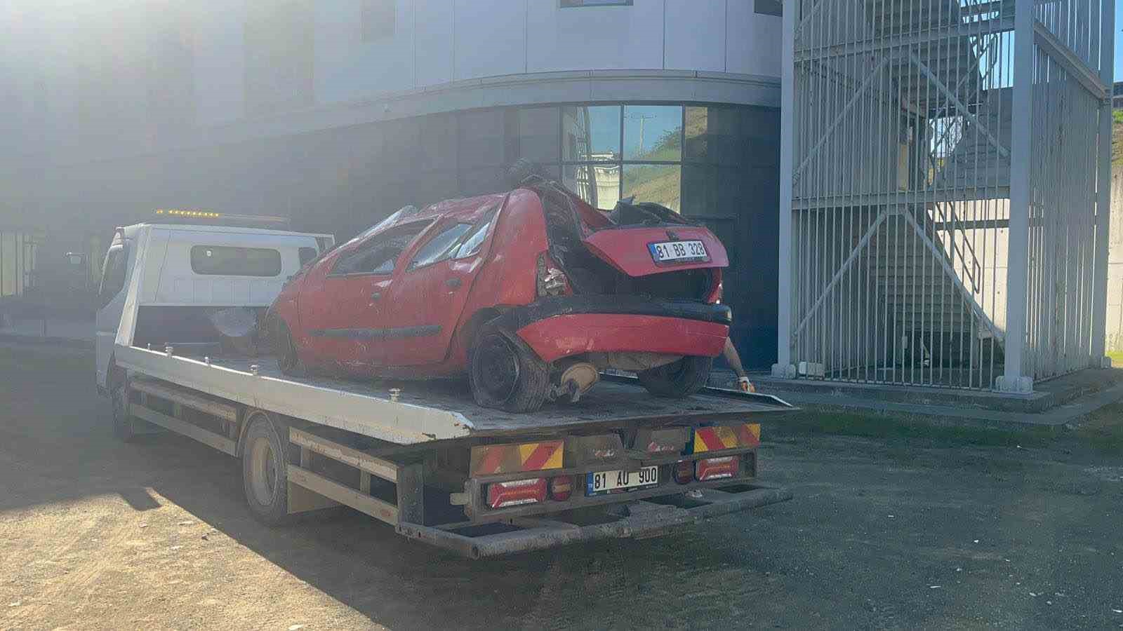 Düzce’de virajı alamayan otomobil bahçeye uçtu: 1 yaralı
