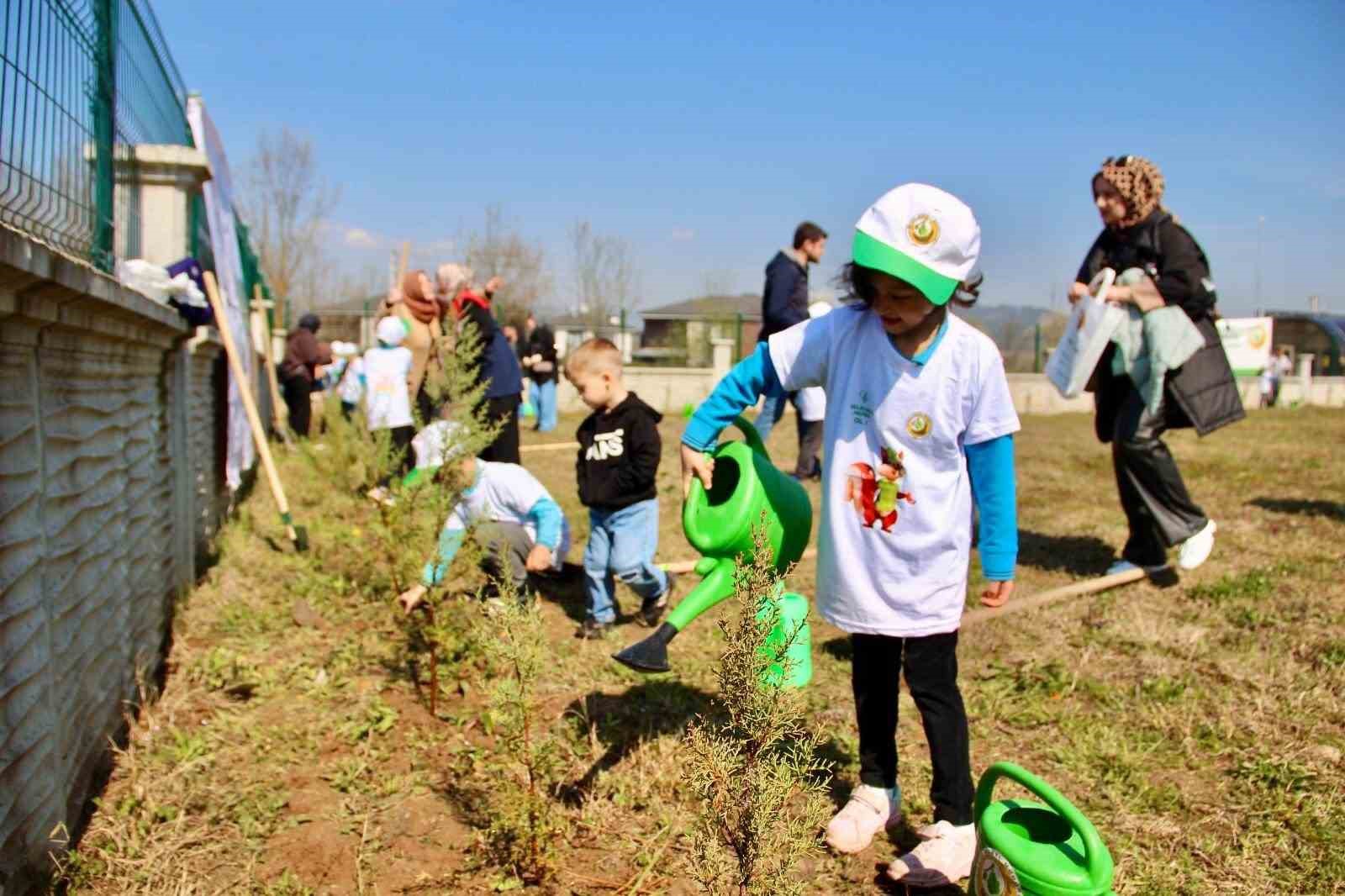 Düzce’de yüzlerce fidan toprakla buluştu
