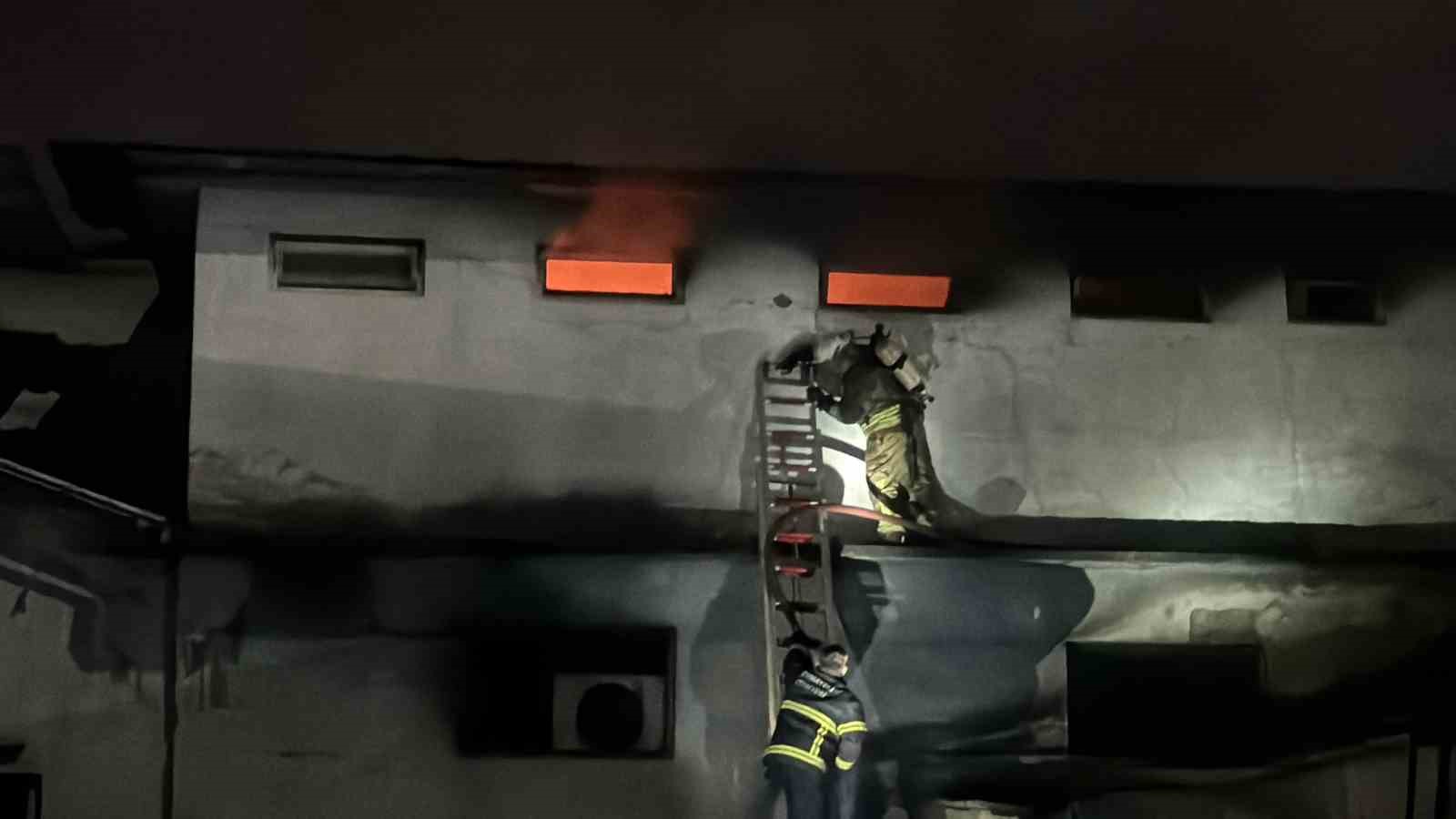 Düzce’deki fabrika yangını söndürüldü
Düzce’deki fabrika yangını söndürüldü