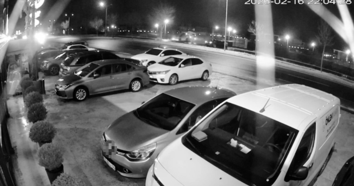 Düzce’deki kaza kamerada: Restorandaki müşteriler ve çalışanlar yardıma koştu
