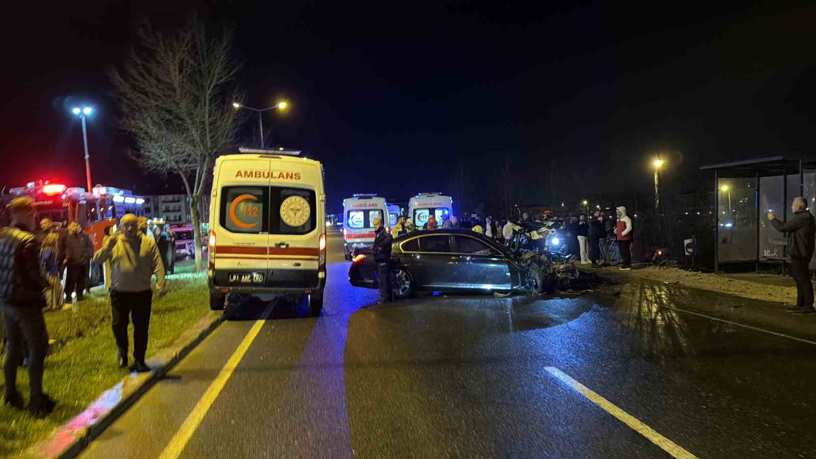 Düzce’deki kaza kamerada: Restorandaki müşteriler ve çalışanlar yardıma koştu

